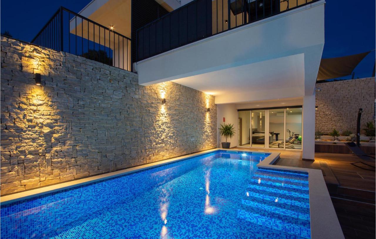 אוקרוג גורניי Stunning Home In Okrug Donji With Sauna, Outdoor Swimming Pool And Heated Swimming Pool מראה חיצוני תמונה